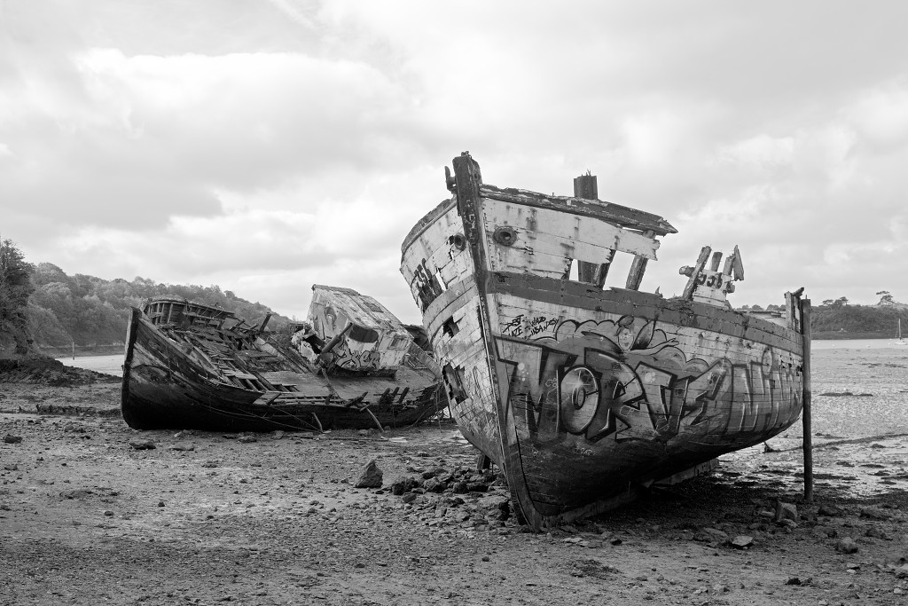 HDR Cimetiere a bateaux B&W scheepskerkhof scheepswrakken scheepswrak urbex quelmer rance bretagne frankrijk kerkhof schip schepen boot boten graffiti strand zwart wit foto